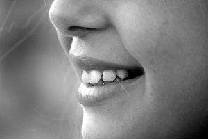 Sourire d'une femme découvrant une dentition saine